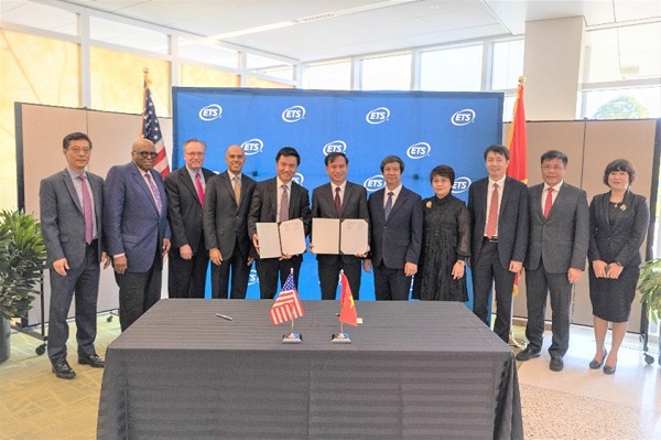Bộ trưởng Bộ GD&ĐT và CEO ETS chứng kiến lễ ký kết biên bản ghi nhớ giữa IIG Việt Nam và trường Đại học Vinh